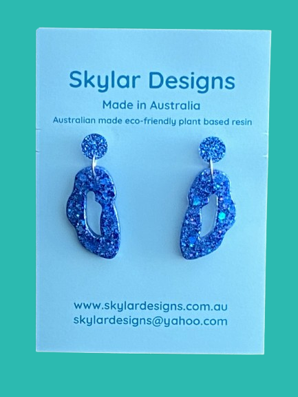 close up of blue colour resin glitter dangle geode shape