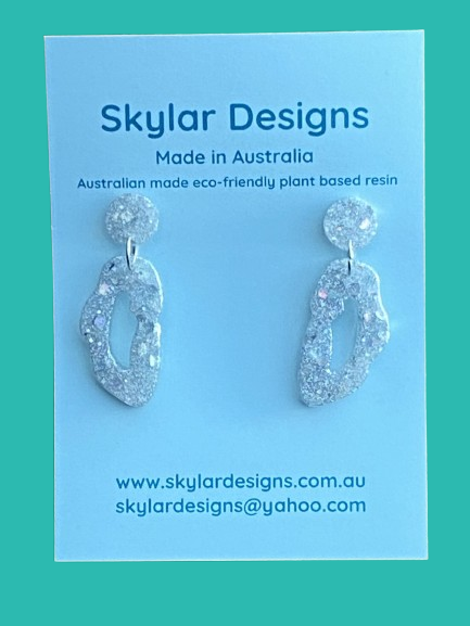 close up of silver colour resin glitter dangle geode shape